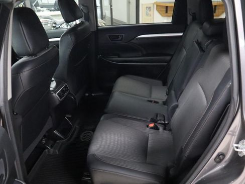 Used 2017 Toyota Highlander Plus AWD/4WD image 18