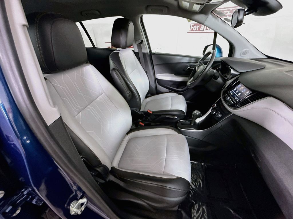Used 2020 Chevrolet Trax LT w/ LT Convenience Package FWD image 29