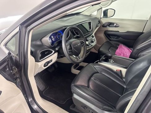 Used 2023 Chrysler Pacifica Touring-L image 29