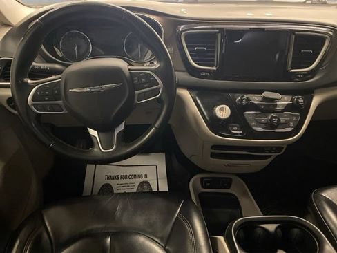 Used 2017 Chrysler Pacifica Touring-L FWD image 2