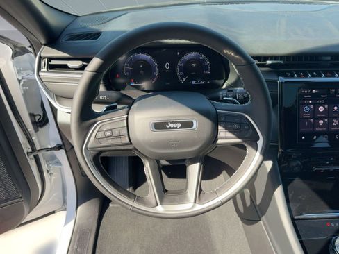 New 2025 Jeep Grand Cherokee Laredo image 4