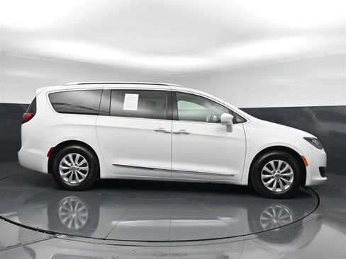 Used 2018 Chrysler Pacifica Touring-L FWD image 4