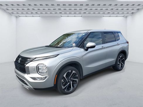 Used 2024 Mitsubishi Outlander SE image 2