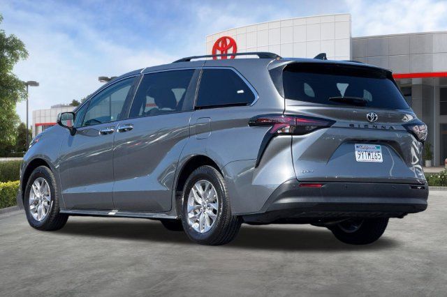 Certified 2026 Toyota Sienna XLE FWD image 7