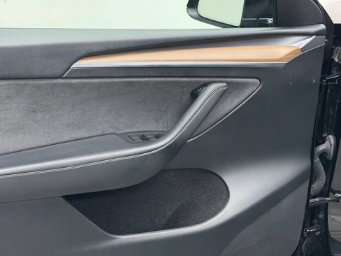 Used 2024 Tesla Model Y 2WD image 29