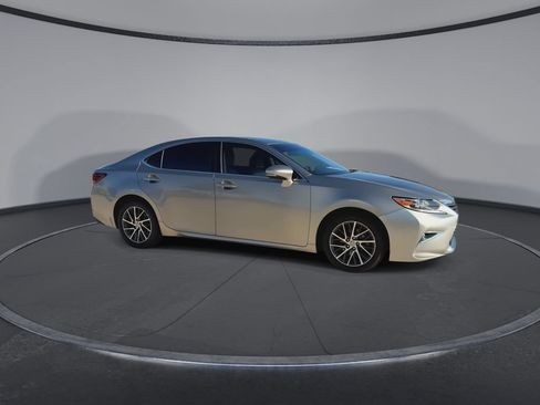 Used 2017 Lexus ES 350 w/ Luxury Package FWD image 2
