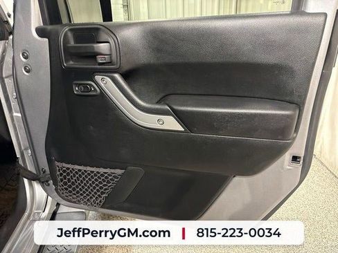 Used 2018 Jeep Wrangler Unlimited Sahara w/ Connectivity Group AWD/4WD image 20