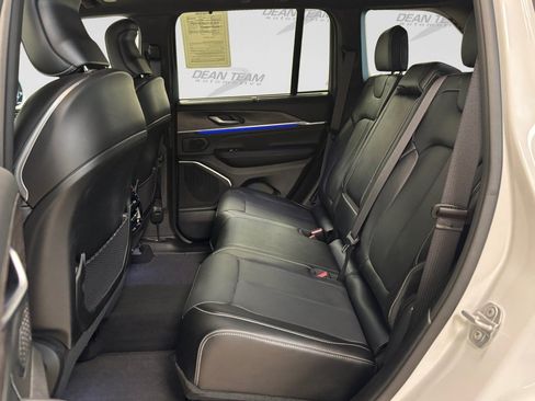 Used 2023 Jeep Grand Cherokee Overland w/ Luxury Tech Group IV AWD/4WD image 12