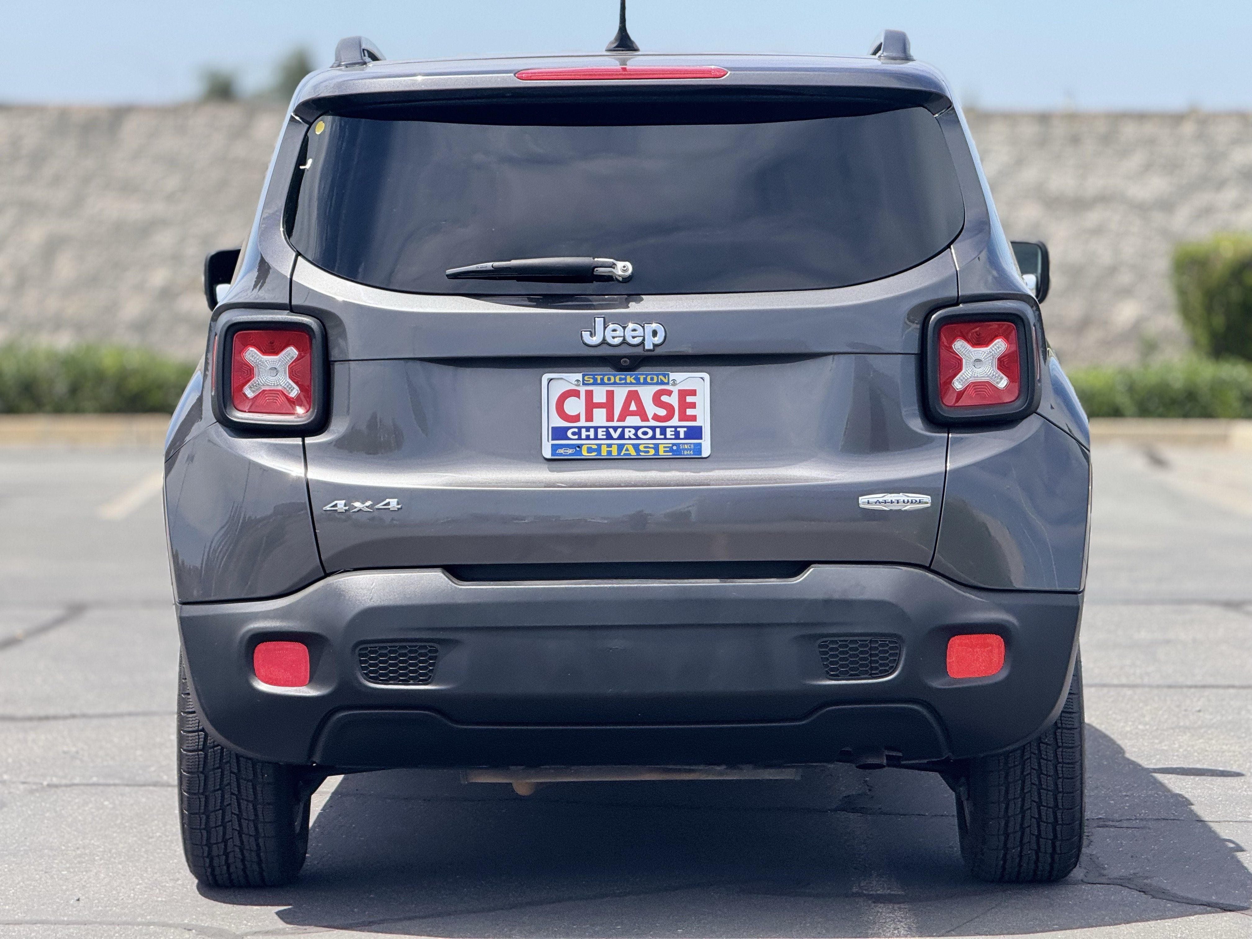 Used 2017 Jeep Renegade Latitude AWD/4WD image 6