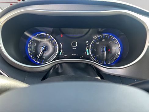 Used 2023 Chrysler Pacifica Touring-L FWD image 16