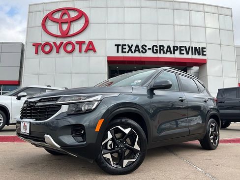 Used 2025 Kia Seltos S image 2