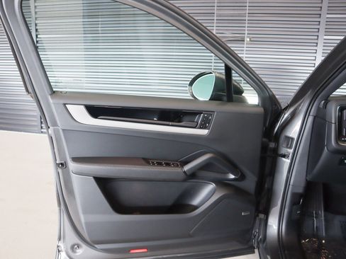 Used 2025 Porsche Cayenne Coupe image 23