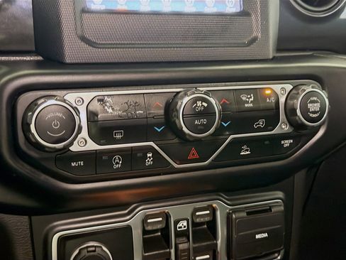 Used 2022 Jeep Gladiator Sport AWD/4WD image 10