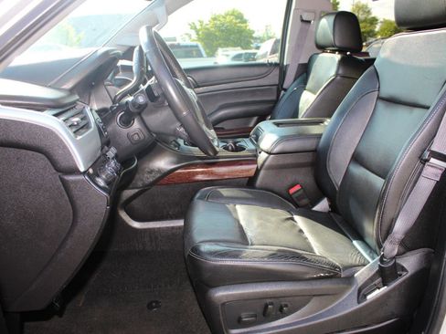 Used 2017 GMC Yukon XL SLT w/ Open Road Package AWD/4WD image 9