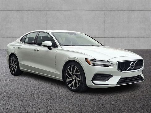 Used 2020 Volvo S60 T6 Momentum image 3