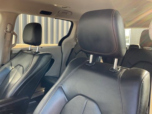 Used 2020 Chrysler Pacifica Touring-L Plus image 9