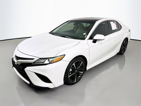 Used 2018 Toyota Camry XSE image 3