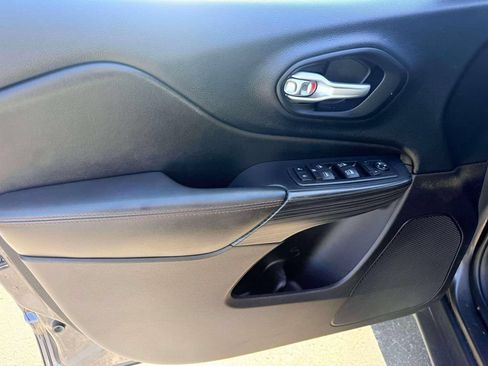 Used 2016 Jeep Cherokee Trailhawk w/ Cold Weather Group AWD/4WD image 13