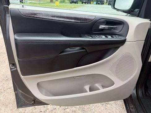 Used 2011 Dodge Grand Caravan Crew FWD image 13