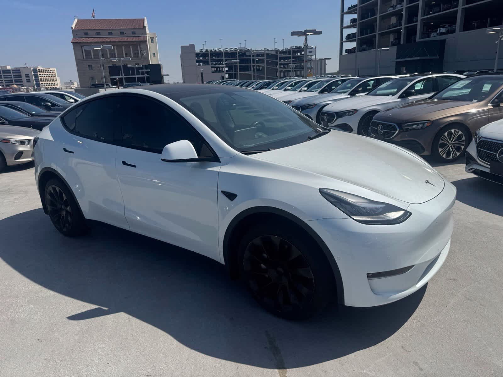 Used 2022 Tesla Model Y Long Range AWD/4WD image 2