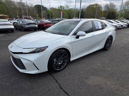 Used 2025 Toyota Camry XLE image 7