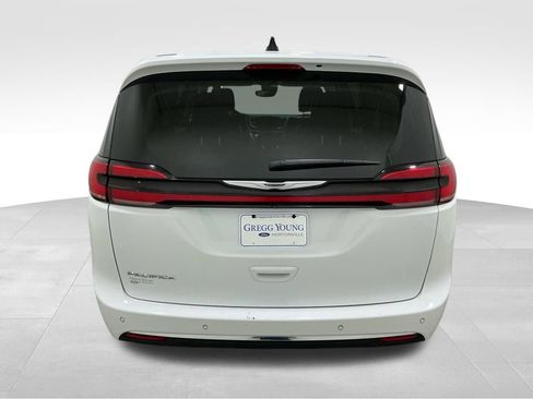 Used 2023 Chrysler Pacifica Touring-L FWD image 19