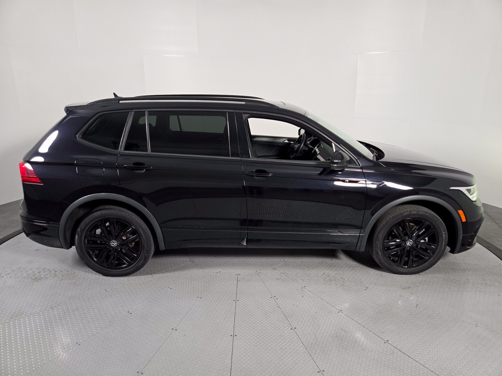 Used 2022 Volkswagen Tiguan SE R-Line FWD image 6