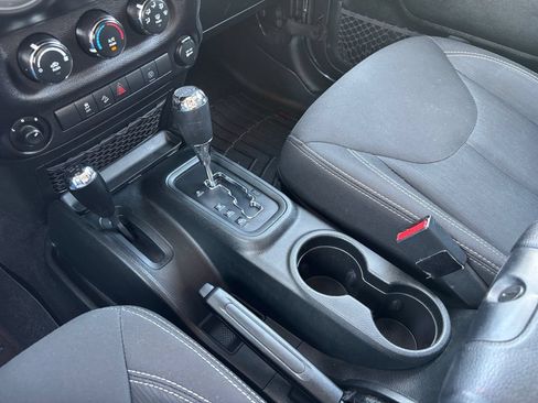 Used 2018 Jeep Wrangler Sahara w/ Connectivity Group AWD/4WD image 19