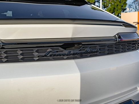 Used 2025 Lamborghini Urus SE AWD/4WD image 52