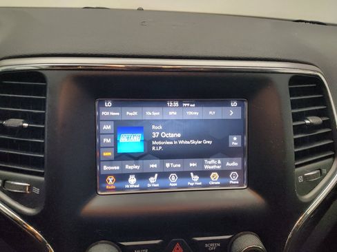 Used 2019 Jeep Grand Cherokee Laredo AWD/4WD image 25