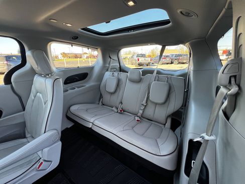 Used 2020 Chrysler Pacifica Limited image 24