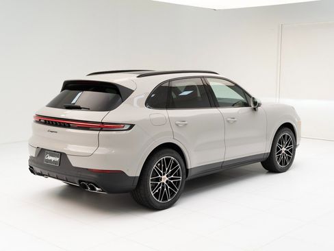 New 2025 Porsche Cayenne image 9