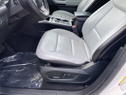 Used 2021 Ford Explorer XLT w/ Equipment Group 202A image 8