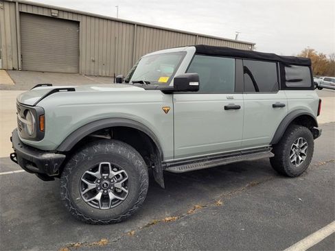 Used 2022 Ford Bronco Badlands image 7