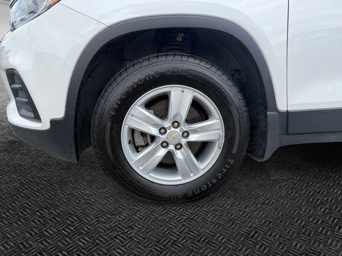 Used 2021 Chevrolet Trax LT w/ Premium Seat Package AWD/4WD image 11