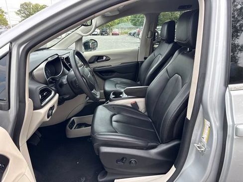 Used 2024 Chrysler Pacifica Touring-L FWD image 13