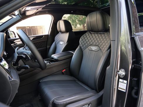 Used 2022 Bentley Bentayga AWD/4WD image 25