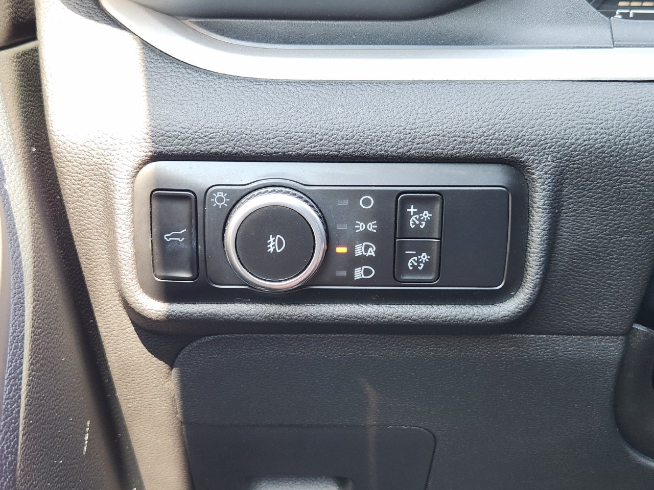 Used 2024 Ford Explorer XLT w/ Equipment Group 202A AWD/4WD image 26