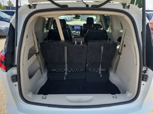 Used 2023 Chrysler Pacifica Touring-L FWD image 7