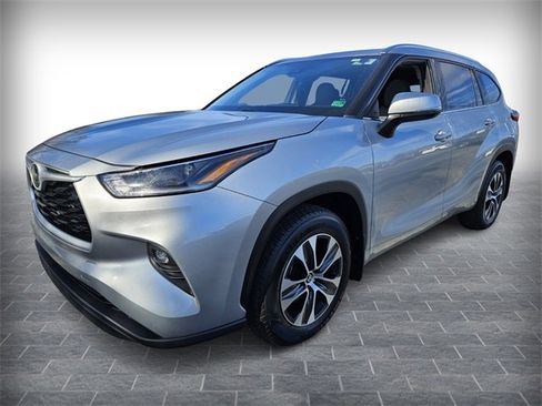 Used 2021 Toyota Highlander XLE image 3