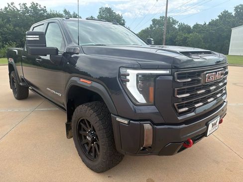 Used 2025 GMC Sierra 2500 AT4X AWD/4WD image 4