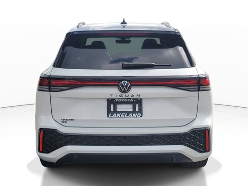 Used 2025 Volkswagen Tiguan SE R-Line FWD image 6