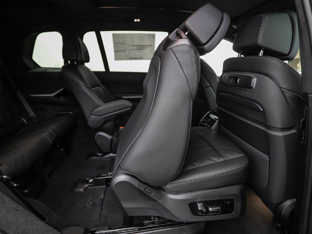 Used 2027 BMW X7 xDrive40i w/ M Sport Package AWD/4WD image 34