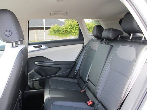 New 2025 Volkswagen Taos SE image 17