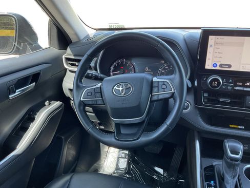 Used 2024 Toyota Highlander XLE FWD image 11