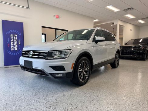 Used 2018 Volkswagen Tiguan SEL w/ 3rd Row Seat Package AWD/4WD image 4
