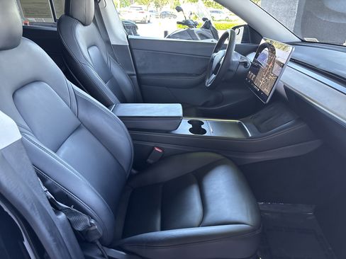 Used 2022 Tesla Model Y Long Range AWD/4WD image 31