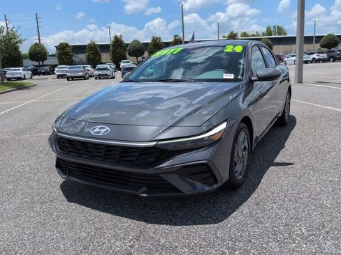 Used 2024 Hyundai Elantra SEL FWD image 8
