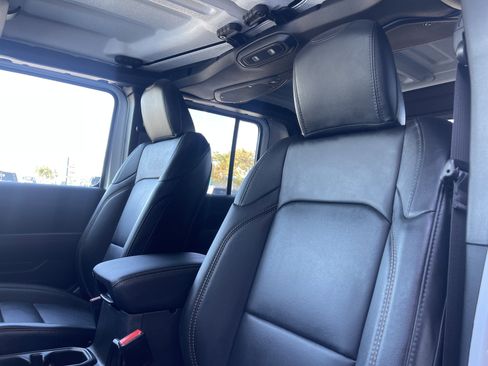 New 2025 Jeep Gladiator Sport image 18