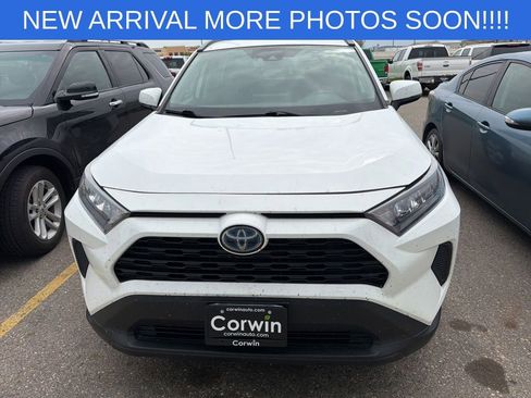 Used 2019 Toyota RAV4 LE w/ Carpet Mat Package AWD/4WD image 11